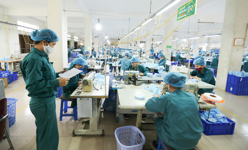 Khẩu trang phòng Covid-19: Bên trong nhà máy thuộc Bộ Quốc phòng 'chống dịch như chống giặc' - Ảnh 11.