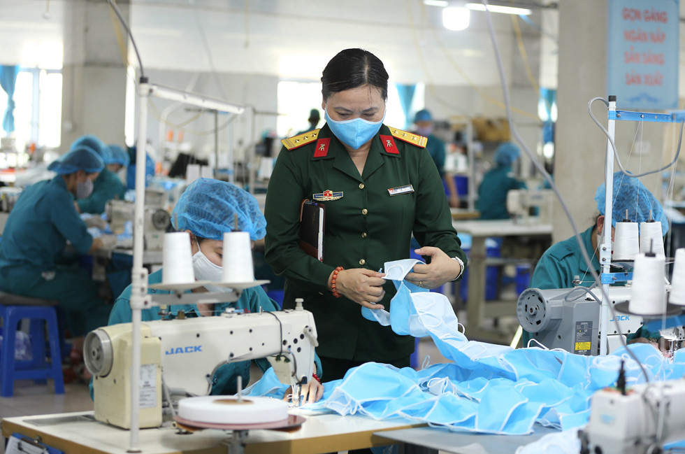 Khẩu trang phòng Covid-19: Bên trong nhà máy thuộc Bộ Quốc phòng 'chống dịch như chống giặc' - Ảnh 12.
