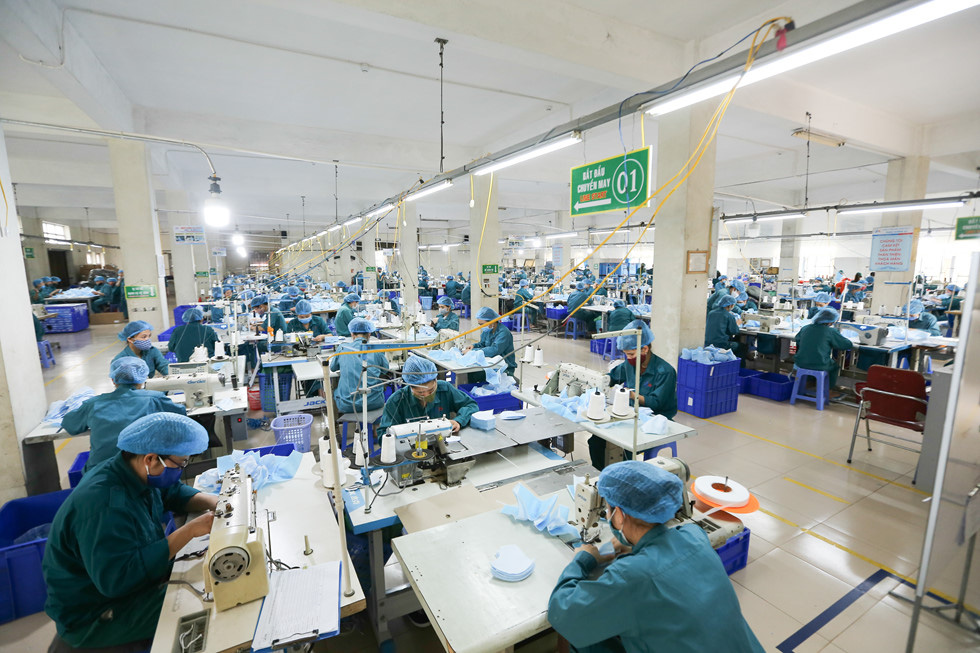 Khẩu trang phòng Covid-19: Bên trong nhà máy thuộc Bộ Quốc phòng 'chống dịch như chống giặc' - Ảnh 13.