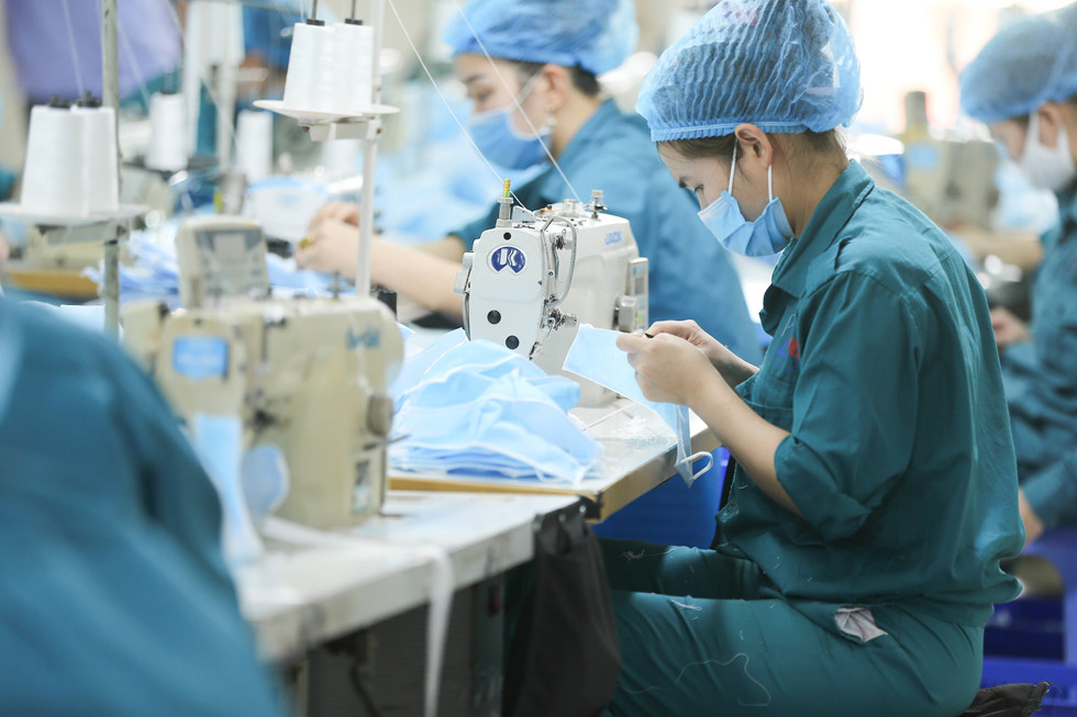 Khẩu trang phòng Covid-19: Bên trong nhà máy thuộc Bộ Quốc phòng 'chống dịch như chống giặc' - Ảnh 14.
