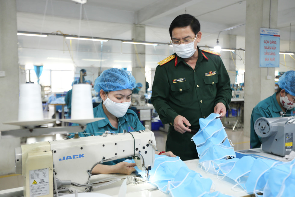 Khẩu trang phòng Covid-19: Bên trong nhà máy thuộc Bộ Quốc phòng 'chống dịch như chống giặc' - Ảnh 15.