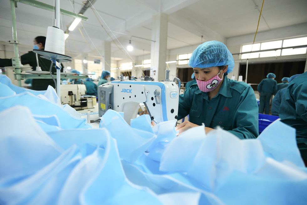 Khẩu trang phòng Covid-19: Bên trong nhà máy thuộc Bộ Quốc phòng 'chống dịch như chống giặc' - Ảnh 16.