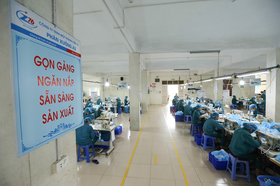 Khẩu trang phòng Covid-19: Bên trong nhà máy thuộc Bộ Quốc phòng 'chống dịch như chống giặc' - Ảnh 17.