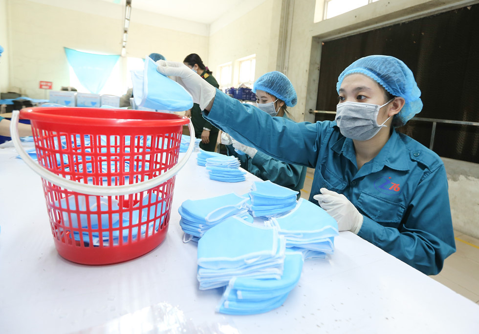 Khẩu trang phòng Covid-19: Bên trong nhà máy thuộc Bộ Quốc phòng 'chống dịch như chống giặc' - Ảnh 20.
