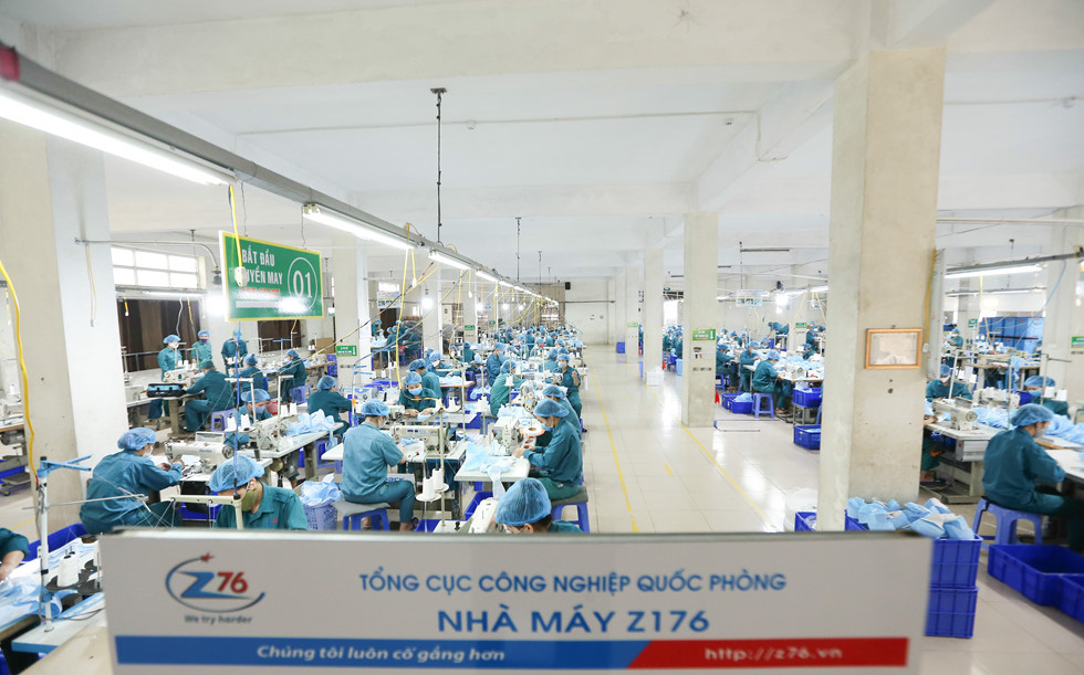 Khẩu trang phòng Covid-19: Bên trong nhà máy thuộc Bộ Quốc phòng 'chống dịch như chống giặc' - Ảnh 2.