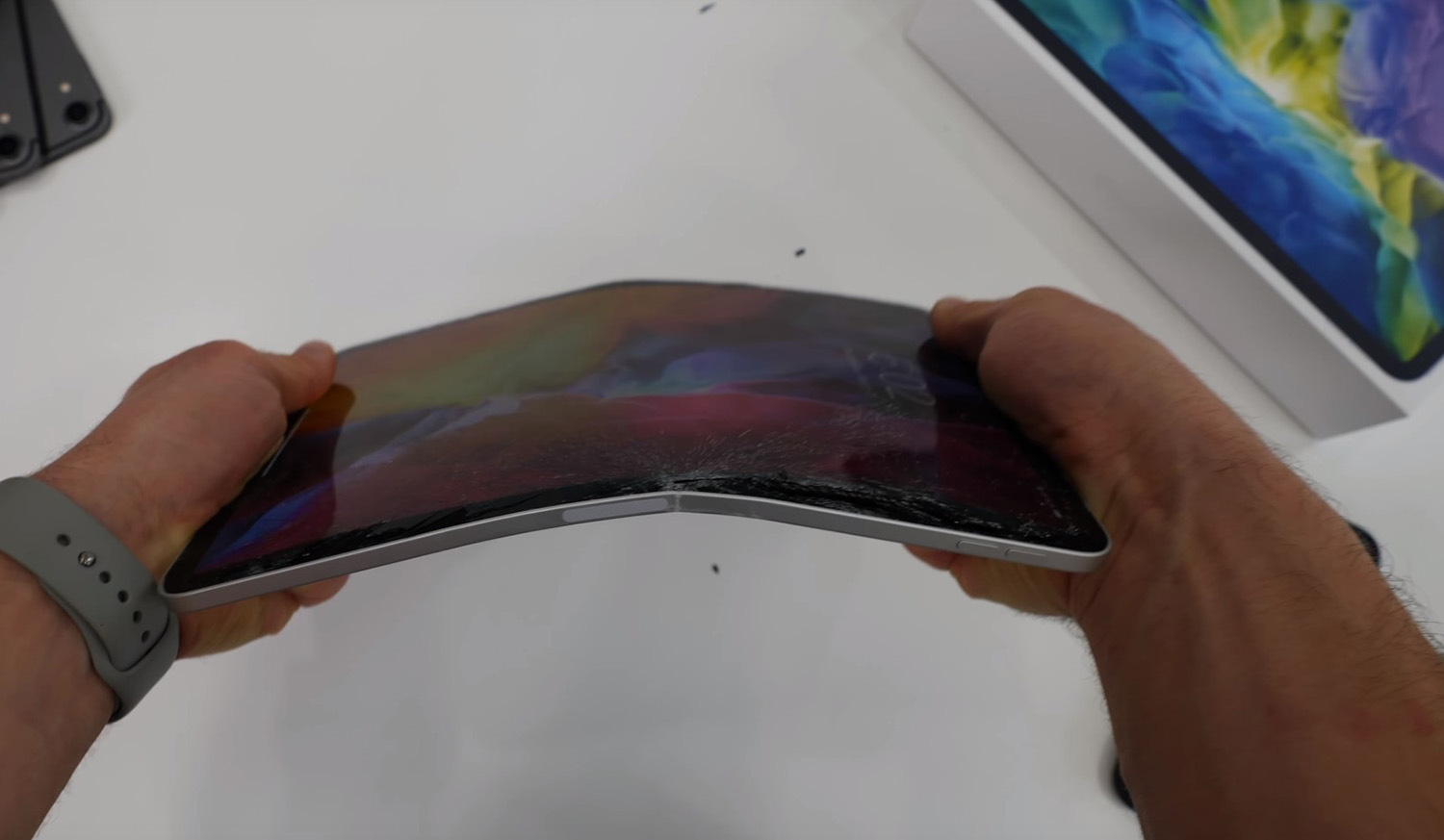 Thử nghiệm cho thấy iPad Pro 2020 vẫn dễ gãy như thế hệ trước - Ảnh 3. Thử nghiệm cho thấy iPad Pro 2020 vẫn dễ gãy như thế hệ trước - Ảnh 3.