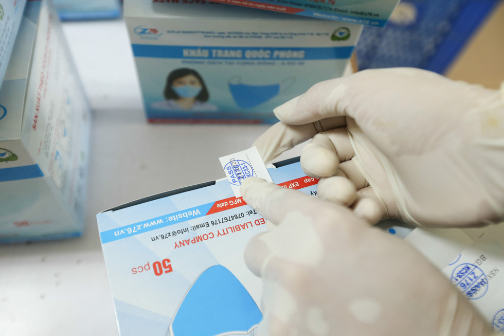 Khẩu trang phòng Covid-19: Bên trong nhà máy thuộc Bộ Quốc phòng 'chống dịch như chống giặc' - Ảnh 22.