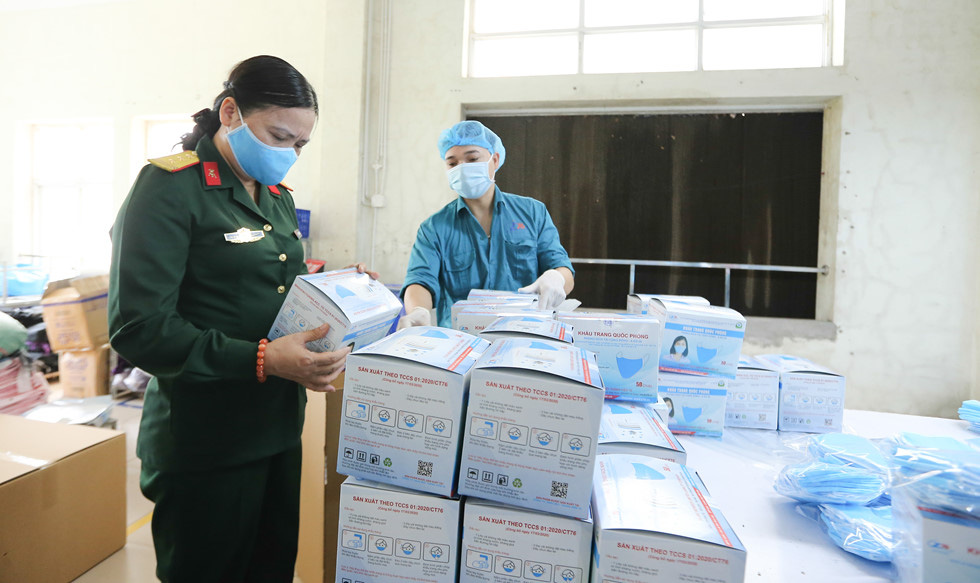 Khẩu trang phòng Covid-19: Bên trong nhà máy thuộc Bộ Quốc phòng 'chống dịch như chống giặc' - Ảnh 23.