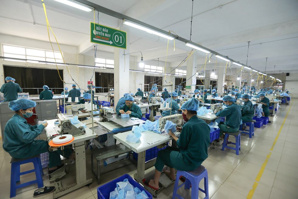 Khẩu trang phòng Covid-19: Bên trong nhà máy thuộc Bộ Quốc phòng 'chống dịch như chống giặc' - Ảnh 3.