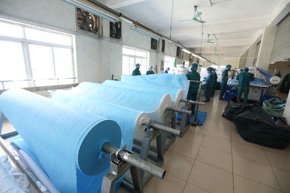 Khẩu trang phòng Covid-19: Bên trong nhà máy thuộc Bộ Quốc phòng 'chống dịch như chống giặc' - Ảnh 5.