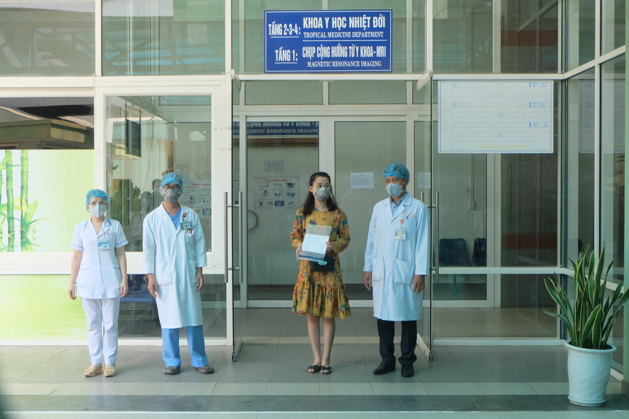 Đà Nẵng xuất viện 3 bệnh nhân mắc Covid-19: Niềm tự hào của đội ngũ y bác sĩ điều trị - Ảnh 2. Đà Nẵng xuất viện 3 bệnh nhân mắc Covid-19: Niềm tự hào của đội ngũ y bác sĩ điều trị - Ảnh 2.