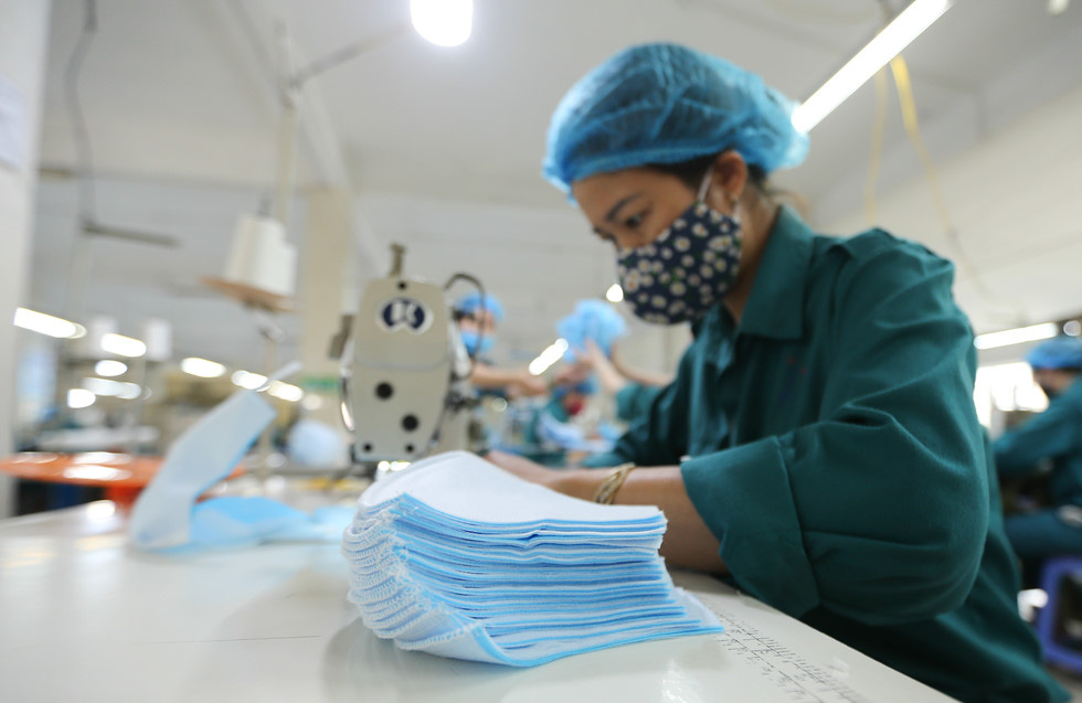 Khẩu trang phòng Covid-19: Bên trong nhà máy thuộc Bộ Quốc phòng 'chống dịch như chống giặc' - Ảnh 7.
