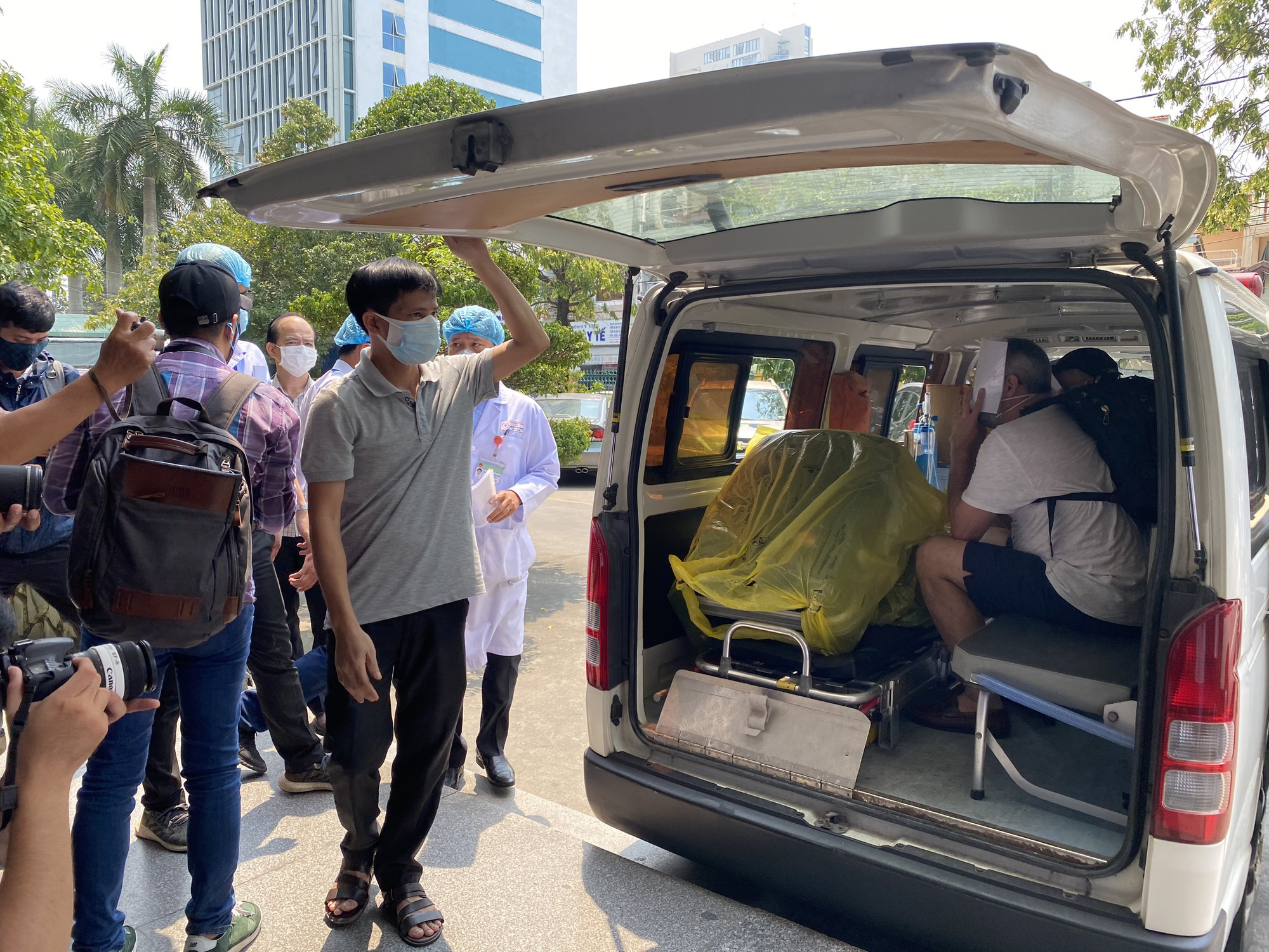 Đà Nẵng xuất viện 3 bệnh nhân mắc Covid-19: Niềm tự hào của đội ngũ y bác sĩ điều trị - Ảnh 6. Đà Nẵng xuất viện 3 bệnh nhân mắc Covid-19: Niềm tự hào của đội ngũ y bác sĩ điều trị - Ảnh 6.