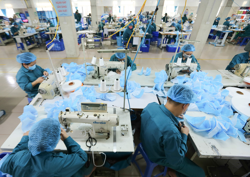 Khẩu trang phòng Covid-19: Bên trong nhà máy thuộc Bộ Quốc phòng 'chống dịch như chống giặc' - Ảnh 8.