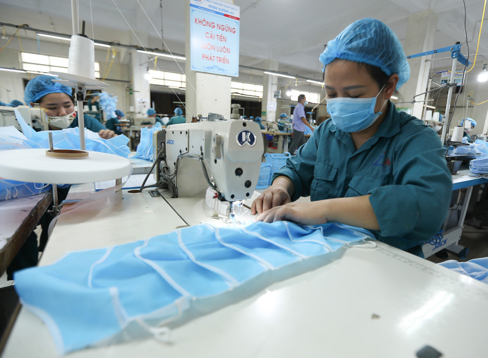 Khẩu trang phòng Covid-19: Bên trong nhà máy thuộc Bộ Quốc phòng 'chống dịch như chống giặc' - Ảnh 9.