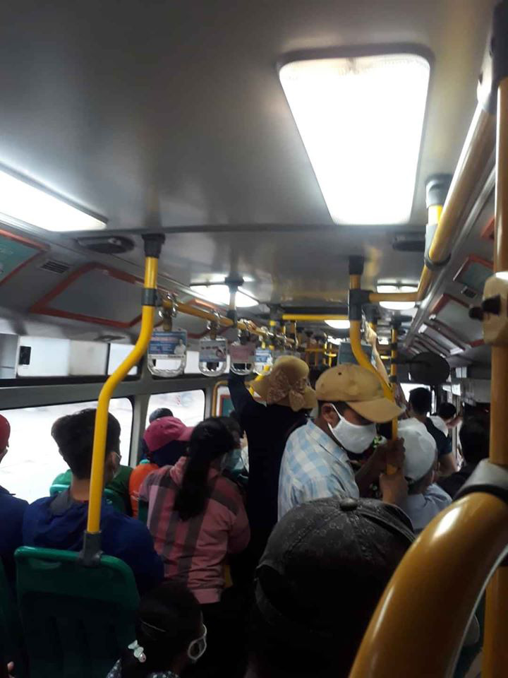 Cảnh chen chúc trong ngày Hà Nội giảm tuyến xe bus để phòng dịch Covid-19 - Ảnh 2. Cảnh chen chúc trong ngày Hà Nội giảm tuyến xe bus để phòng dịch Covid-19 - Ảnh 2.