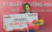 Người trúng độc đắc Vietlott nhận thưởng 62 tỉ đồng, trích 1 tỉ ủng hộ chống dịch Covid-19