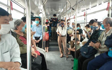 Người dân Hà Nội chen chúc trong ngày đầu giảm tuyến buýt phòng dịch Covid-19