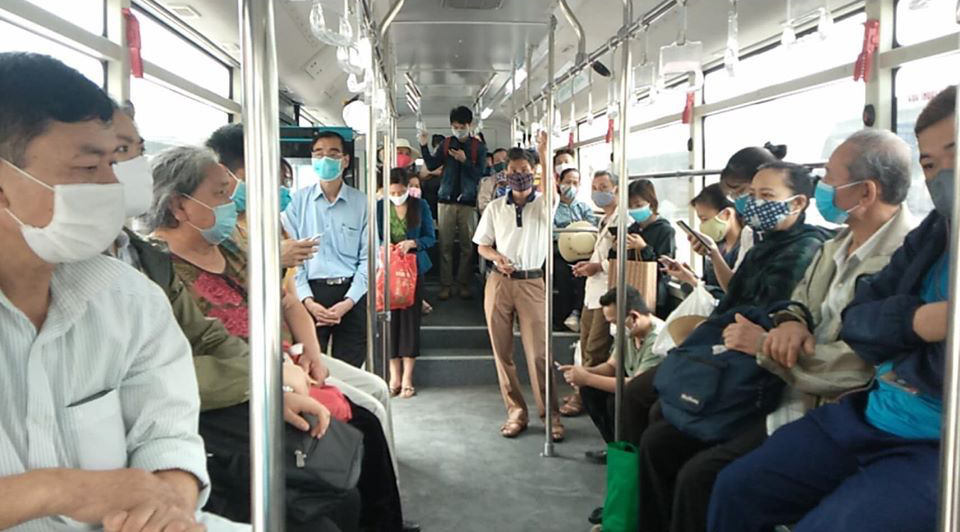Cảnh chen chúc trong ngày đầu Hà Nội giảm tuyến buýt phòng dịch Covid-19 - Ảnh 1. Cảnh chen chúc trong ngày Hà Nội giảm tuyến xe bus để phòng dịch Covid-19 - Ảnh 1.