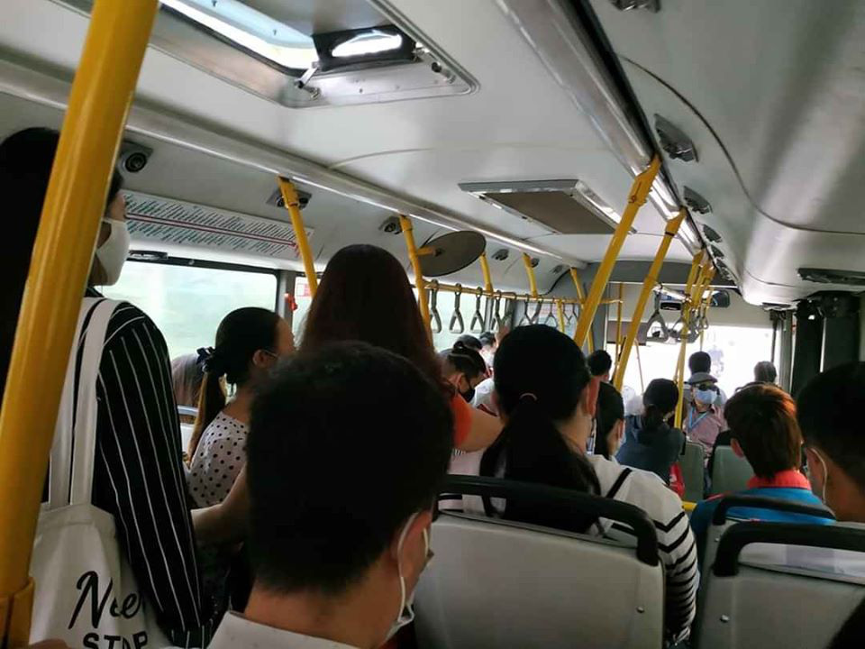 Cảnh chen chúc trong ngày Hà Nội giảm tuyến xe bus để phòng dịch Covid-19 - Ảnh 4. Cảnh chen chúc trong ngày Hà Nội giảm tuyến xe bus để phòng dịch Covid-19 - Ảnh 4.