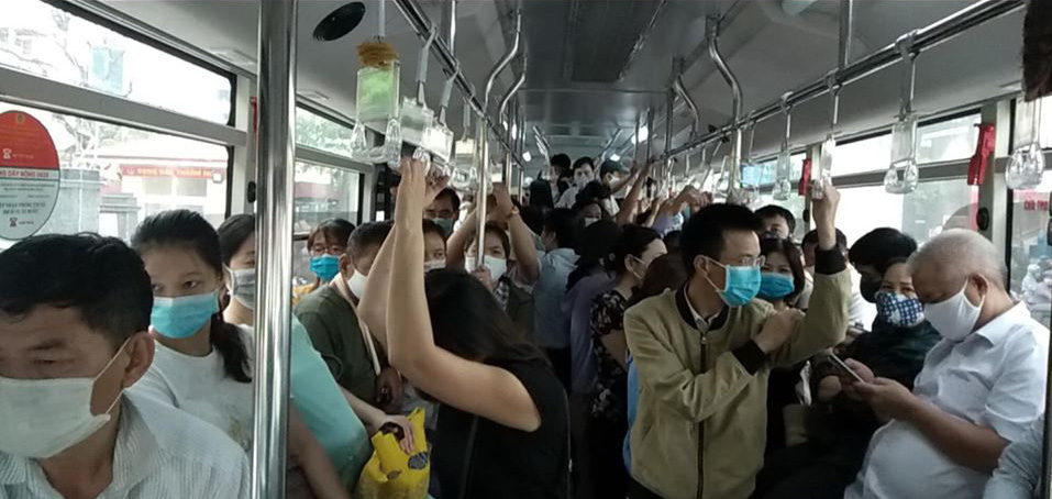 Cảnh chen chúc trong ngày đầu Hà Nội giảm tuyến buýt phòng dịch Covid-19 - Ảnh 3. Cảnh chen chúc trong ngày Hà Nội giảm tuyến xe bus để phòng dịch Covid-19 - Ảnh 3.