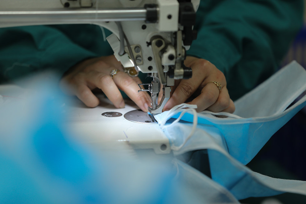 Khẩu trang phòng Covid-19: Bên trong nhà máy thuộc Bộ Quốc phòng 'chống dịch như chống giặc' - Ảnh 10.