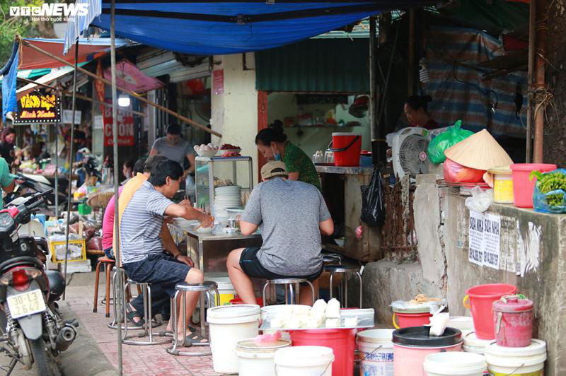 Hàng quán bán đồ ăn sáng ở Hà Nội vẫn chật kín khách - Ảnh 4. Hàng quán bán đồ ăn sáng ở Hà Nội vẫn chật kín khách - Ảnh 4.