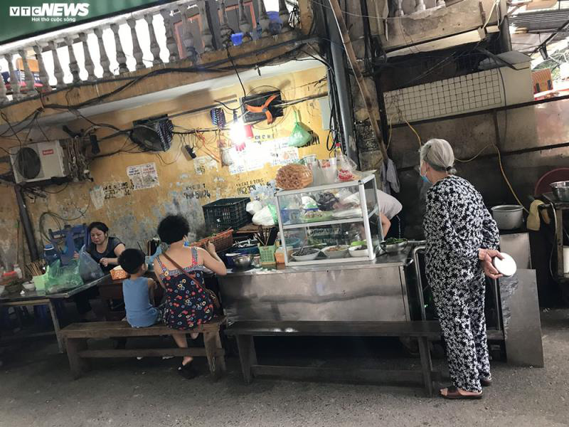Hàng quán bán đồ ăn sáng ở Hà Nội vẫn chật kín khách - Ảnh 6. Hàng quán bán đồ ăn sáng ở Hà Nội vẫn chật kín khách - Ảnh 6.