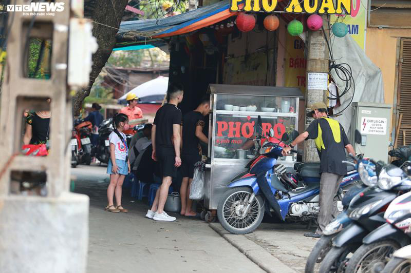 Hàng quán bán đồ ăn sáng ở Hà Nội vẫn chật kín khách - Ảnh 7. Hàng quán bán đồ ăn sáng ở Hà Nội vẫn chật kín khách - Ảnh 7.
