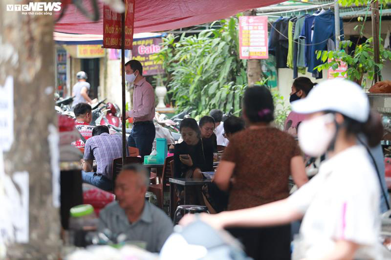 Hàng quán bán đồ ăn sáng ở Hà Nội vẫn chật kín khách - Ảnh 3. Hàng quán bán đồ ăn sáng ở Hà Nội vẫn chật kín khách - Ảnh 3.