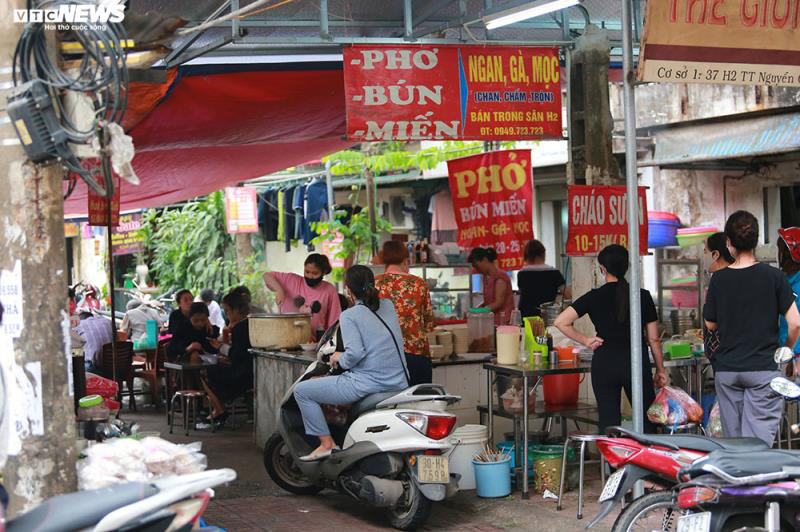 Hàng quán bán đồ ăn sáng ở Hà Nội vẫn chật kín khách - Ảnh 1. Hàng quán bán đồ ăn sáng ở Hà Nội vẫn chật kín khách - Ảnh 1.