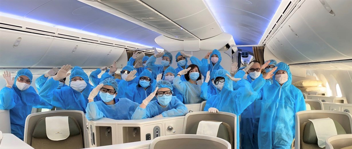 Vietnam Airlines sẽ thay Bamboo Airways thực hiện chuyến bay đưa người Việt từ Ucraina về nước do tỉ phú Phạm Nhật Vượng tài trợ - Ảnh 1.