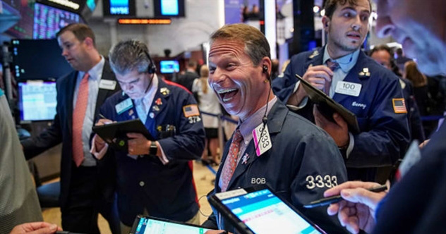Dow Jones tăng gần 900 điểm, dù số người đăng kí trợ cấp thất nghiệp tại Mỹ lên mức kỉ lục 3,28 triệu người - Ảnh 1. Dow Jones tăng gần 900 điểm, dù số người đăng kí trợ cấp thất nghiệp tại Mỹ lên mức kỉ lục 3,28 triệu người - Ảnh 1.