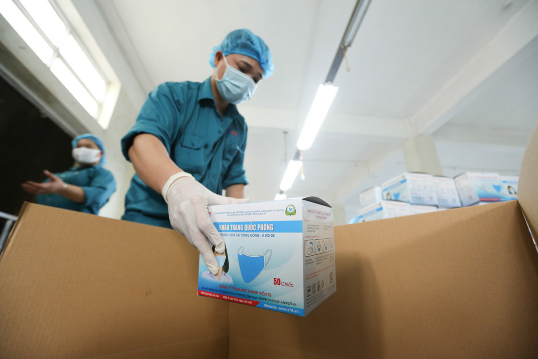 Khẩu trang phòng Covid-19: Bên trong nhà máy thuộc Bộ Quốc phòng 'chống dịch như chống giặc' - Ảnh 1.