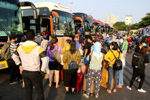 Trước 0 giờ ngày 28/3, người người rời TP HCM về quê phòng dịch Covid-19