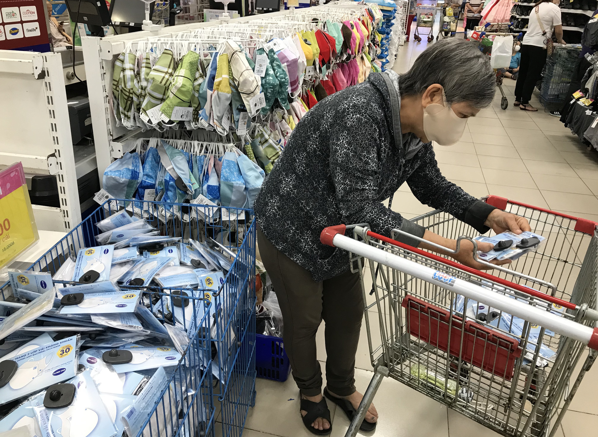 TP HCM lên kịch bản cung cấp suất ăn cho 500 người nhiễm Covid-19, 40.000 người cách li - Ảnh 3. TP HCM lên kịch bản cung cấp suất ăn cho 500 người nhiễm Covid-19, 40.000 người cách li - Ảnh 3.