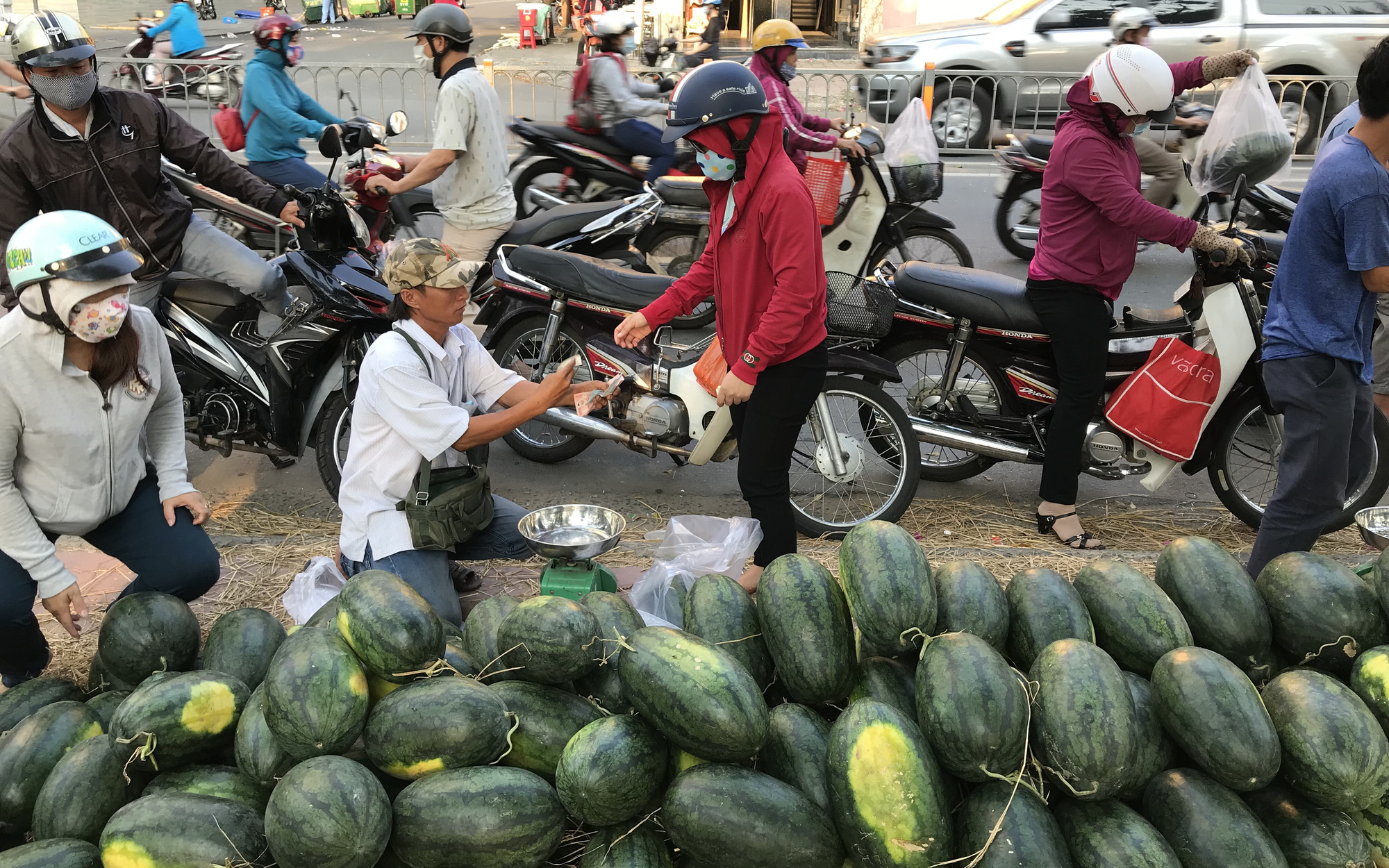 GDP quý I thấp nhất thập kỉ qua vì đại dịch Covid-19 - Ảnh 2.
