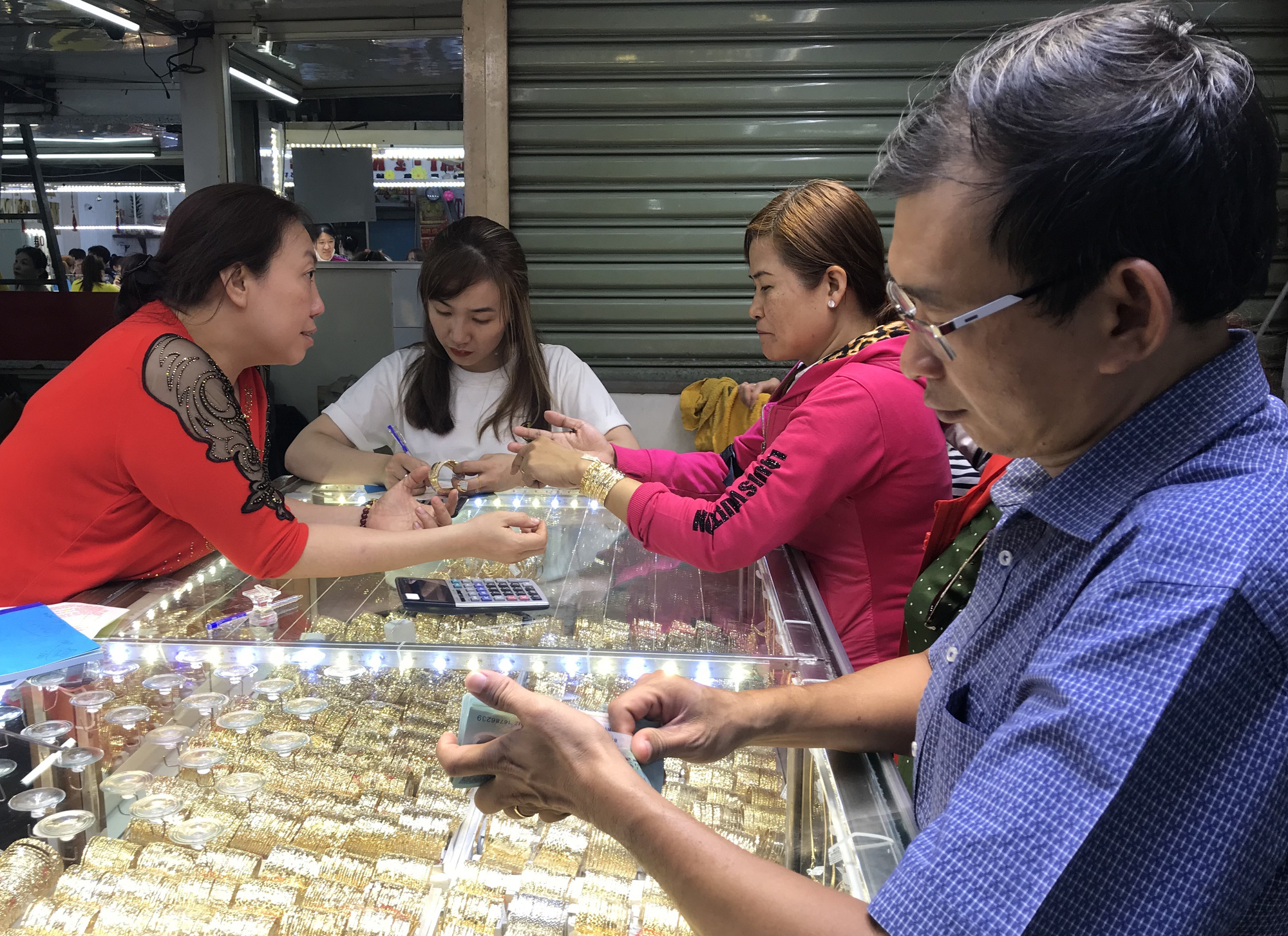 Vàng bất ngờ tăng vọt lên 48 triệu đồng trưa nay - Ảnh 1.