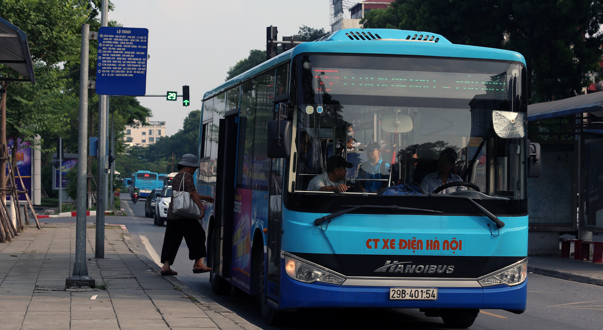 Phòng chống dịch Covid-19: Hà Nội giảm 80% xe buýt, tần suất tối đa 90 phút/lượt từ hôm nay - Ảnh 1. Phòng chống dịch Covid-19: Hà Nội giảm 80% xe buýt, tần suất tối đa 90 phút/lượt từ hôm nay - Ảnh 1.