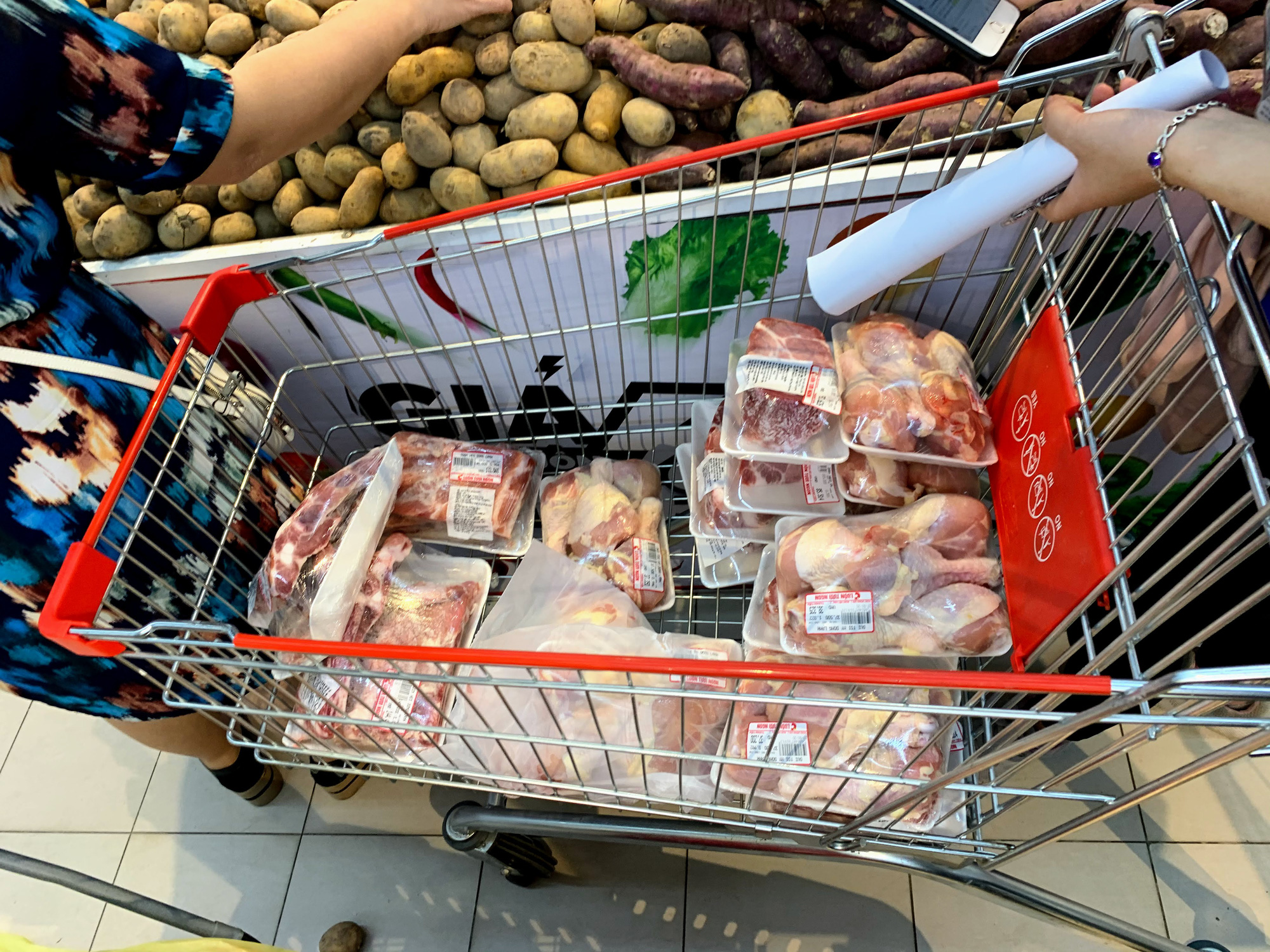 Trước giờ giới nghiêm, người Hà Nội ùn ùn kéo về siêu thị, mua sạch mì tôm, thực phẩm, giấy vệ sinh - Ảnh 11. Trước giờ giới nghiêm, người Hà Nội ùn ùn kéo về siêu thị, mua sạch mì tôm, thực phẩm, giấy vệ sinh - Ảnh 11.