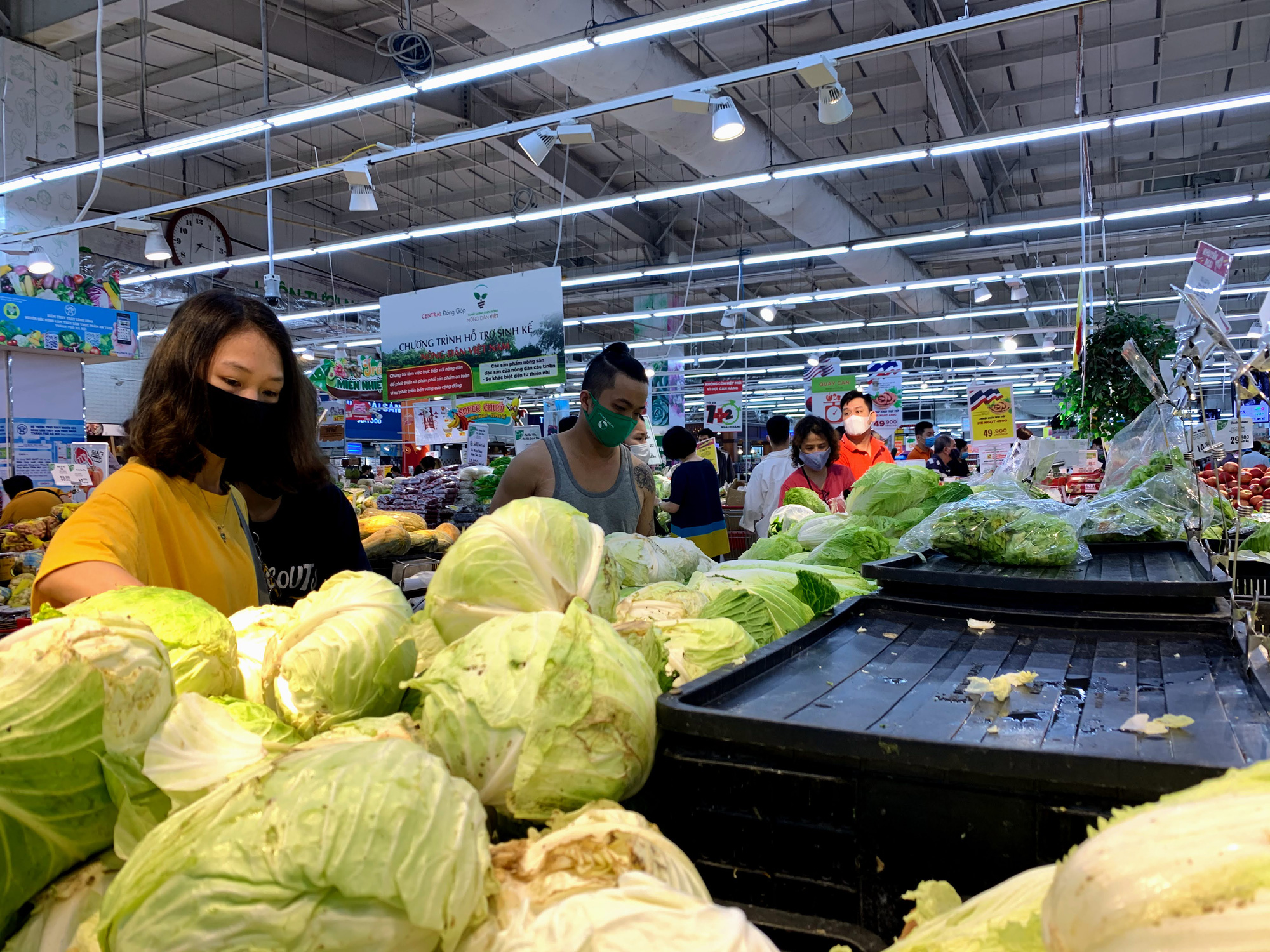 Trước giờ giới nghiêm, người Hà Nội ùn ùn kéo về siêu thị, mua sạch mì tôm, thực phẩm, giấy vệ sinh - Ảnh 3. Trước giờ giới nghiêm, người Hà Nội ùn ùn kéo về siêu thị, mua sạch mì tôm, thực phẩm, giấy vệ sinh - Ảnh 3.