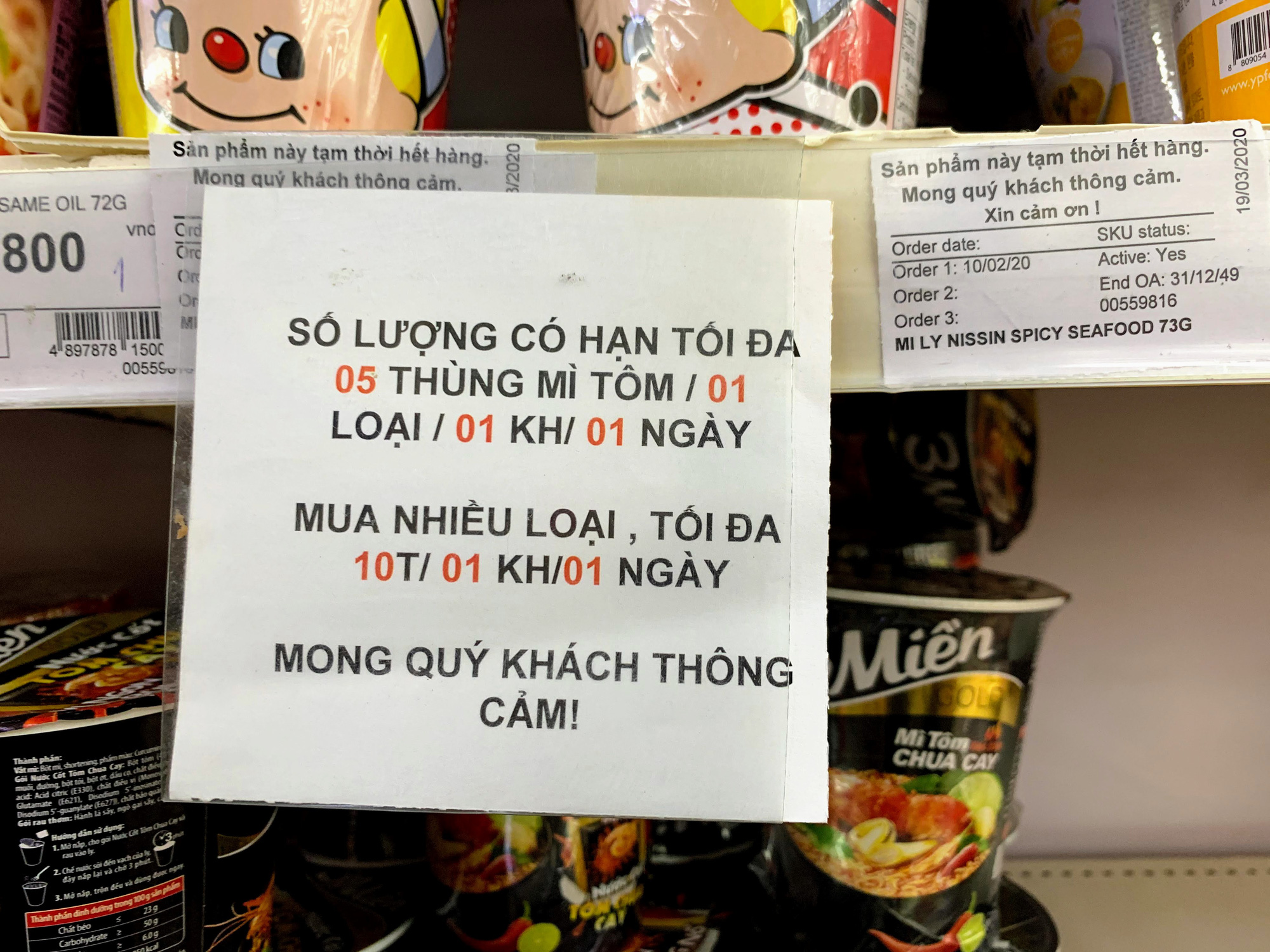 Trước giờ giới nghiêm, người Hà Nội ùn ùn kéo về siêu thị, mua sạch mì tôm, thực phẩm, giấy vệ sinh - Ảnh 9. Trước giờ giới nghiêm, người Hà Nội ùn ùn kéo về siêu thị, mua sạch mì tôm, thực phẩm, giấy vệ sinh - Ảnh 9.