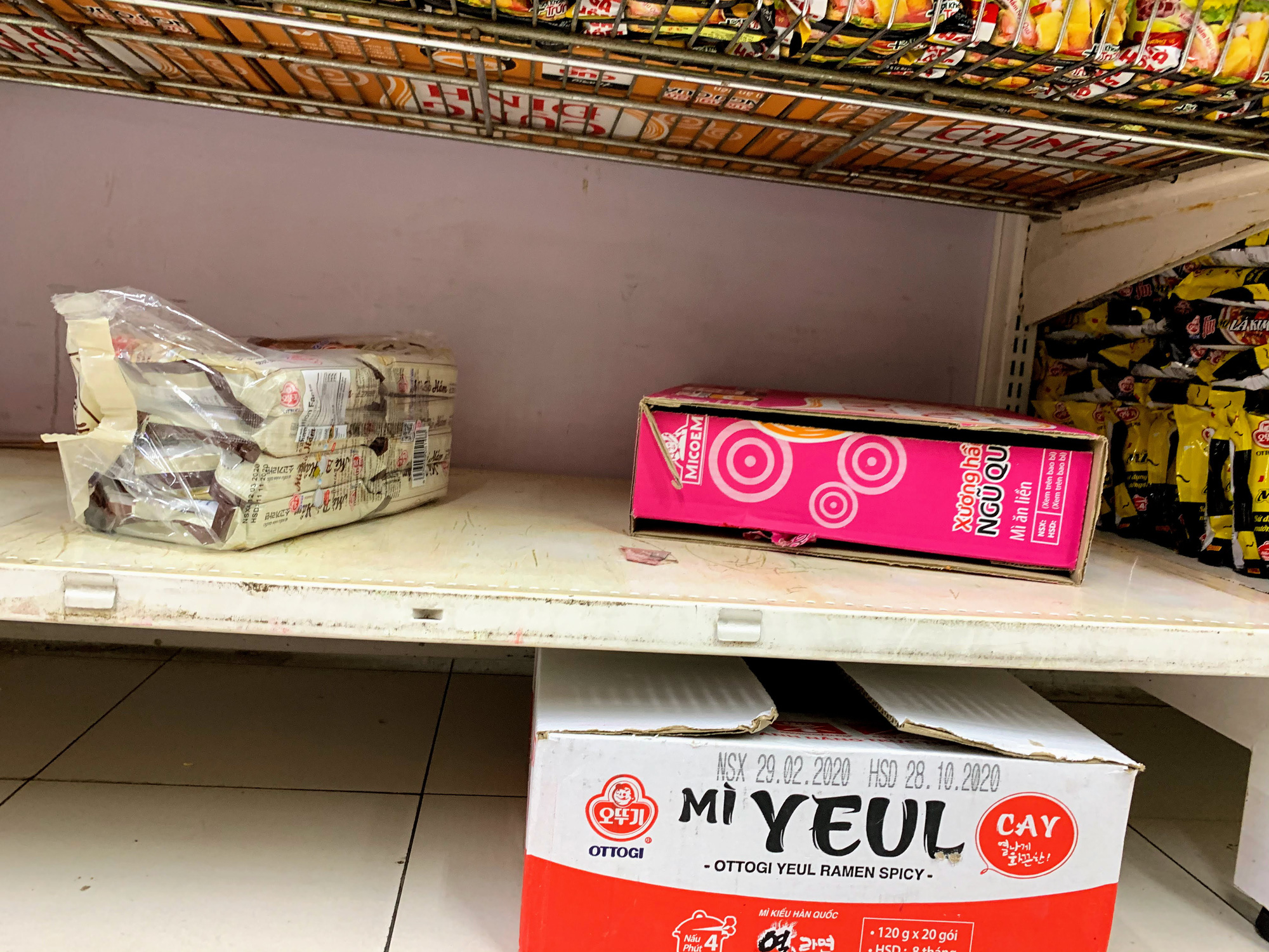 Trước giờ giới nghiêm, người Hà Nội ùn ùn kéo về siêu thị, mua sạch mì tôm, thực phẩm, giấy vệ sinh - Ảnh 8. Trước giờ giới nghiêm, người Hà Nội ùn ùn kéo về siêu thị, mua sạch mì tôm, thực phẩm, giấy vệ sinh - Ảnh 8.