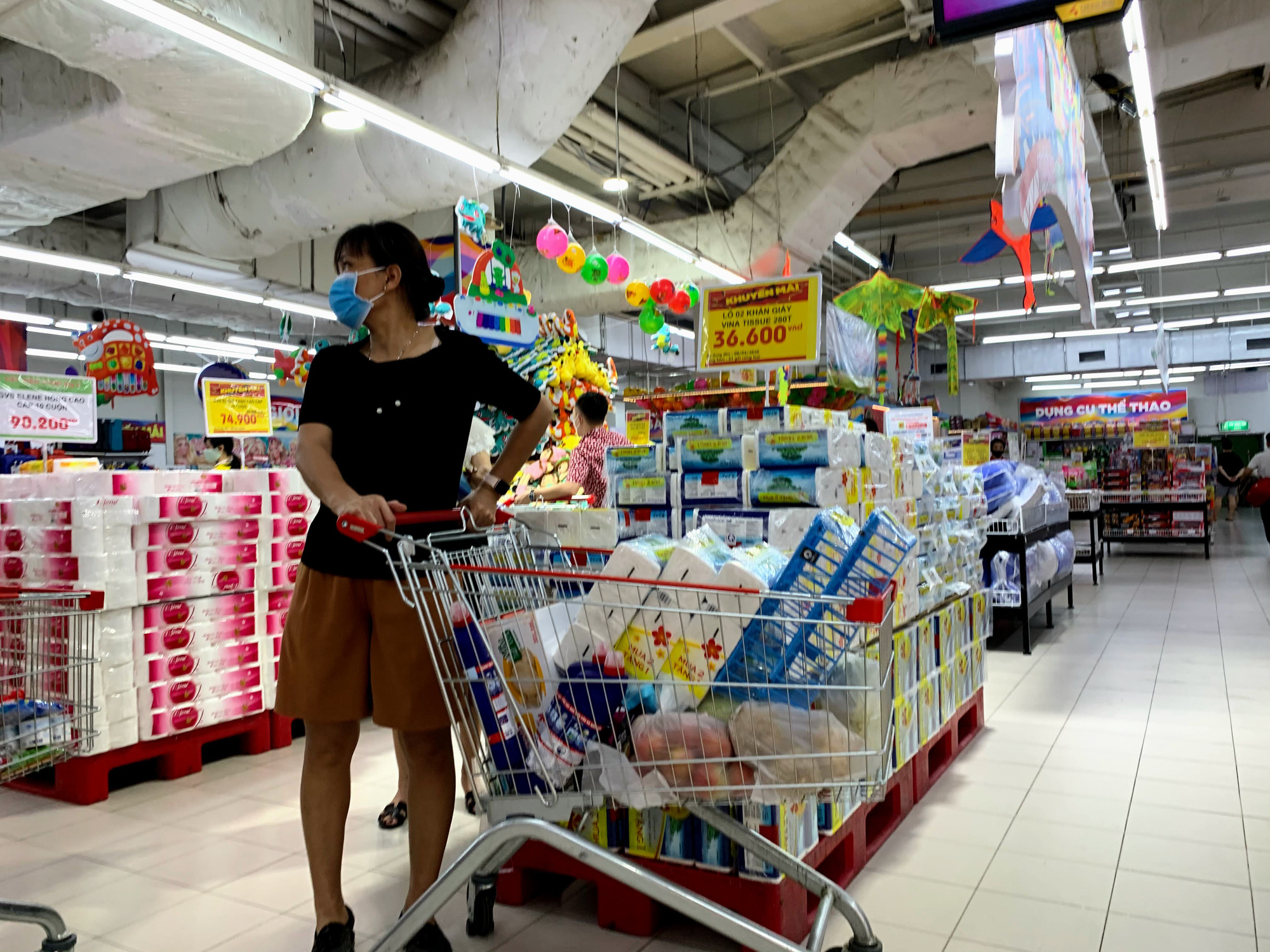 Trước giờ giới nghiêm, người Hà Nội ùn ùn kéo về siêu thị, mua sạch mì tôm, thực phẩm, giấy vệ sinh - Ảnh 15. Trước giờ giới nghiêm, người Hà Nội ùn ùn kéo về siêu thị, mua sạch mì tôm, thực phẩm, giấy vệ sinh - Ảnh 15.