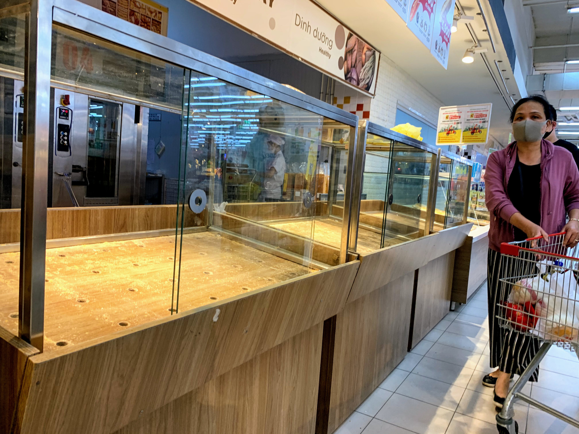 Trước giờ giới nghiêm, người Hà Nội ùn ùn kéo về siêu thị, mua sạch mì tôm, thực phẩm, giấy vệ sinh - Ảnh 14. Trước giờ giới nghiêm, người Hà Nội ùn ùn kéo về siêu thị, mua sạch mì tôm, thực phẩm, giấy vệ sinh - Ảnh 14.