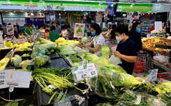 Chiều nay, nhiều người Hà Nội kéo về siêu thị mua mì tôm, thịt cá chuẩn bị những ngày ở nhà chống dịch