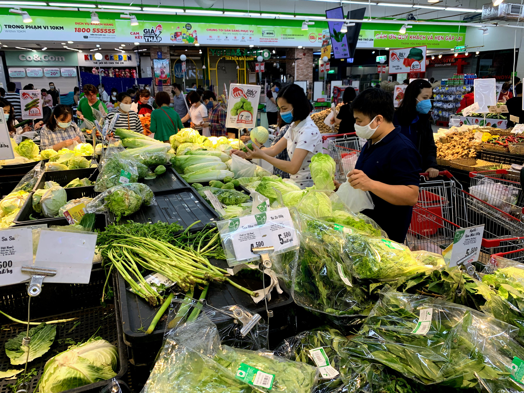 Trước giờ giới nghiêm, người Hà Nội ùn ùn kéo về siêu thị, mua sạch mì tôm, thực phẩm, giấy vệ sinh - Ảnh 2. Trước giờ giới nghiêm, người Hà Nội ùn ùn kéo về siêu thị, mua sạch mì tôm, thực phẩm, giấy vệ sinh - Ảnh 2.