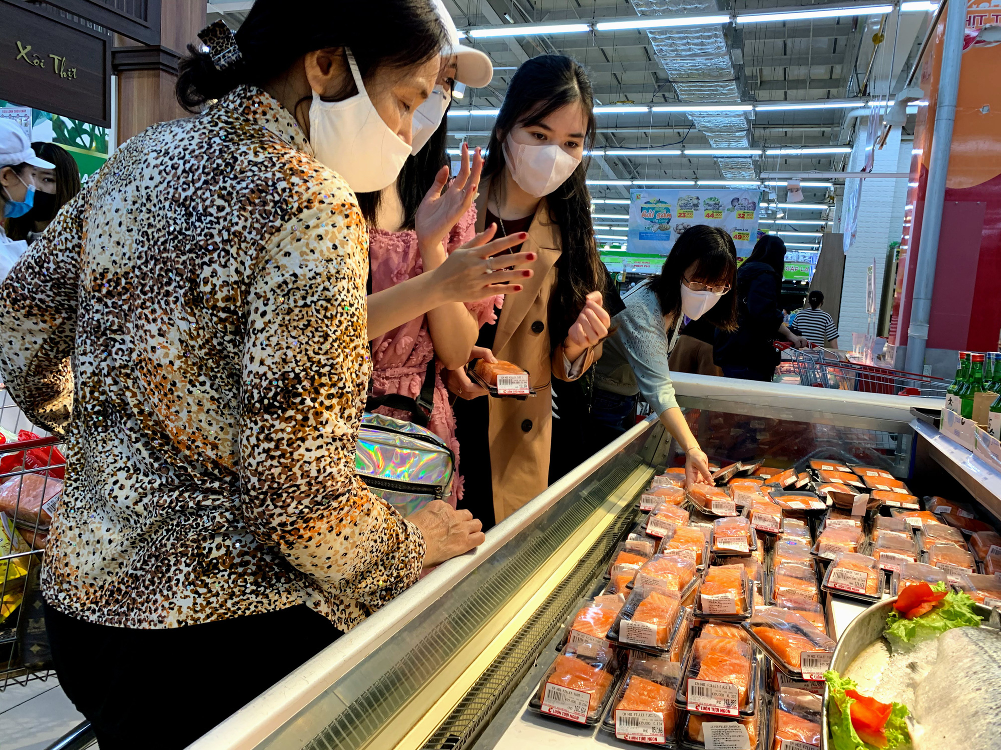Trước giờ giới nghiêm, người Hà Nội ùn ùn kéo về siêu thị, mua sạch mì tôm, thực phẩm, giấy vệ sinh - Ảnh 10. Trước giờ giới nghiêm, người Hà Nội ùn ùn kéo về siêu thị, mua sạch mì tôm, thực phẩm, giấy vệ sinh - Ảnh 10.