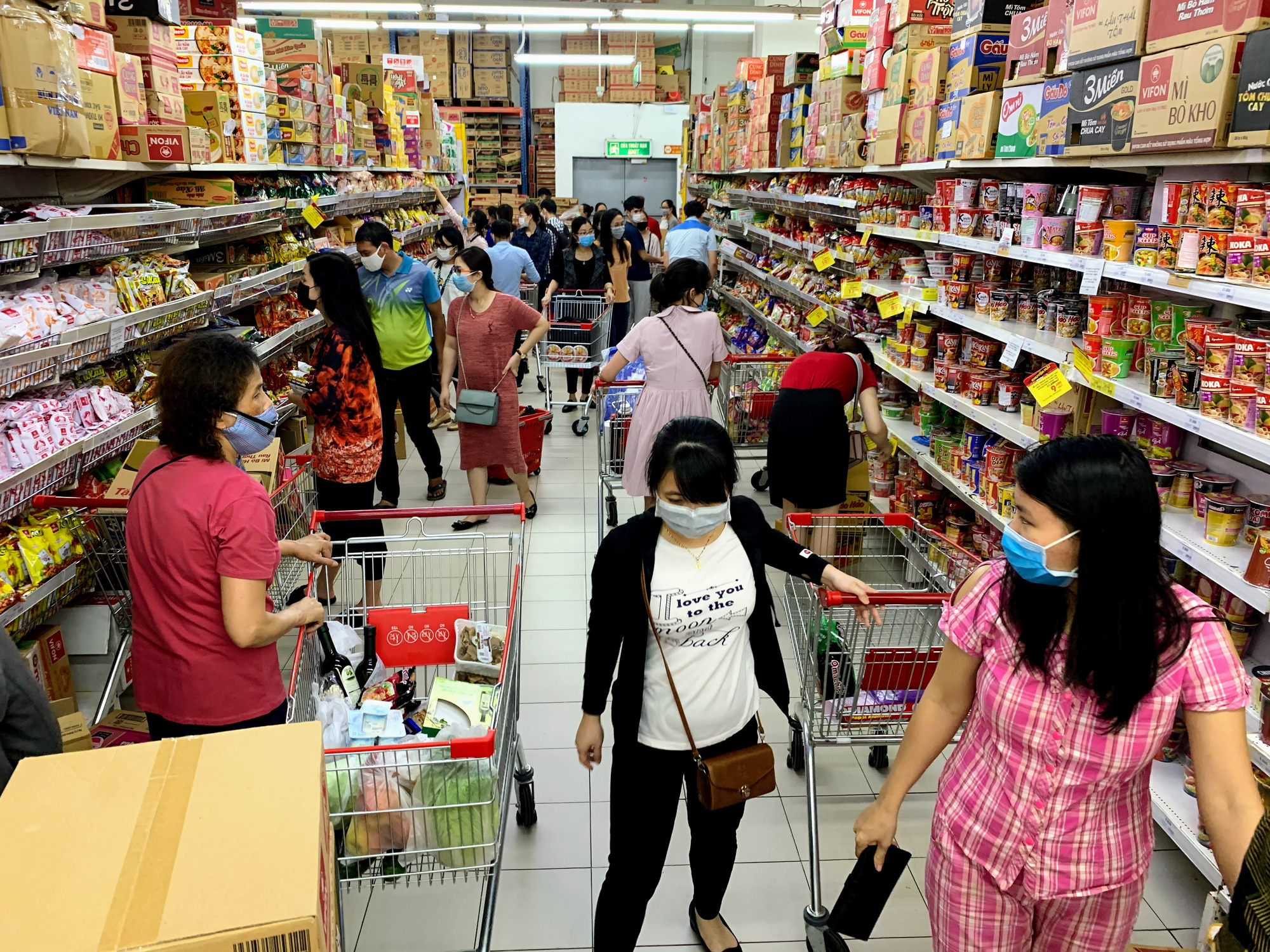 Trước giờ giới nghiêm, người Hà Nội ùn ùn kéo về siêu thị, mua sạch mì tôm, thực phẩm, giấy vệ sinh - Ảnh 4. Trước giờ giới nghiêm, người Hà Nội ùn ùn kéo về siêu thị, mua sạch mì tôm, thực phẩm, giấy vệ sinh - Ảnh 4.