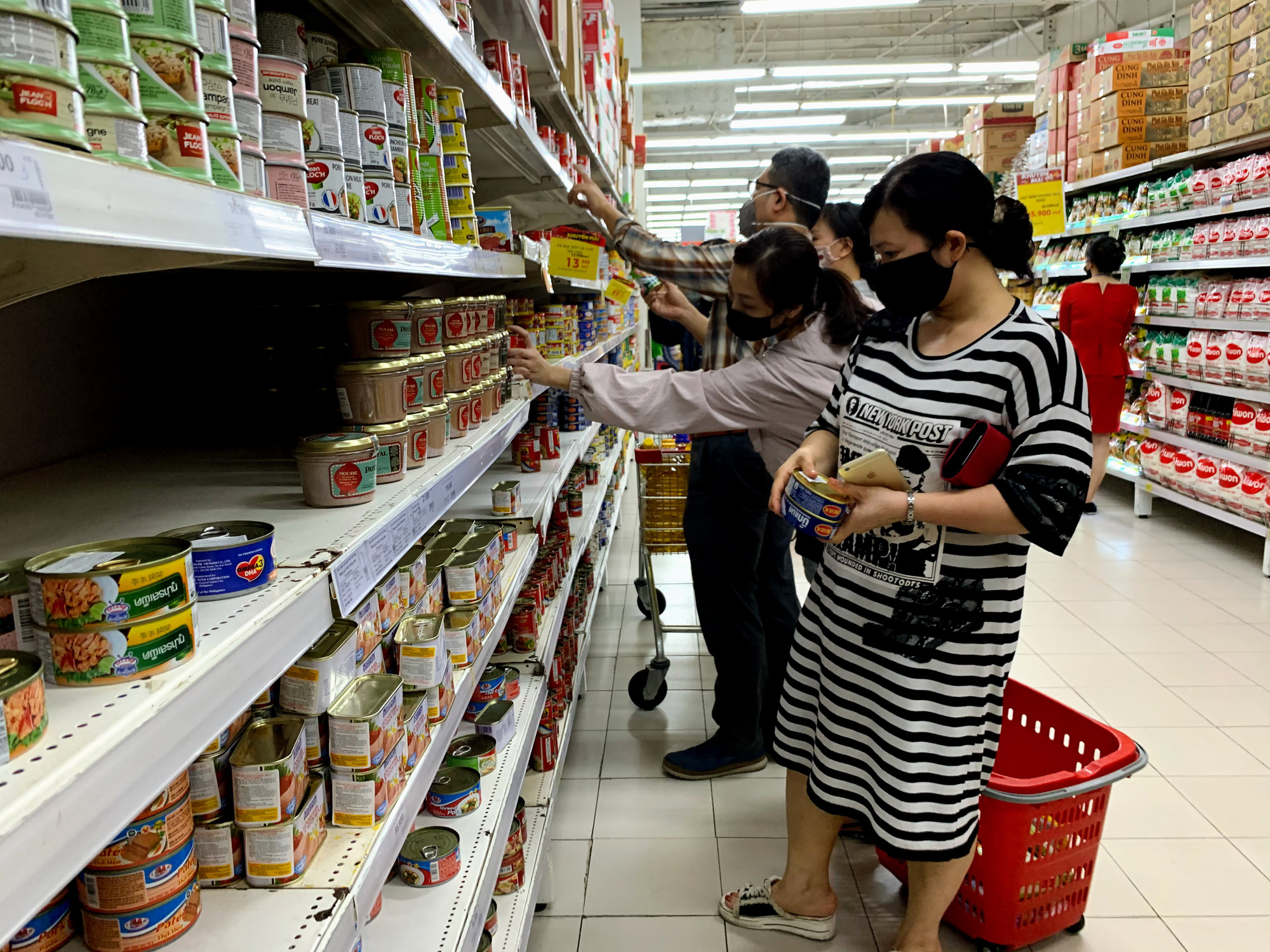Trước giờ giới nghiêm, người Hà Nội ùn ùn kéo về siêu thị, mua sạch mì tôm, thực phẩm, giấy vệ sinh - Ảnh 20. Trước giờ giới nghiêm, người Hà Nội ùn ùn kéo về siêu thị, mua sạch mì tôm, thực phẩm, giấy vệ sinh - Ảnh 20.